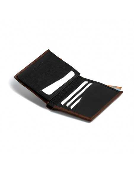 Portafoglio semplice in pelle marrone, aperto, con dettaglio slot per carte, su sfondo bianco - MONPIEL Portafoglio semplice in pelle marrone, aperto, con dettaglio slot per carte, su sfondo bianco - MONPIEL