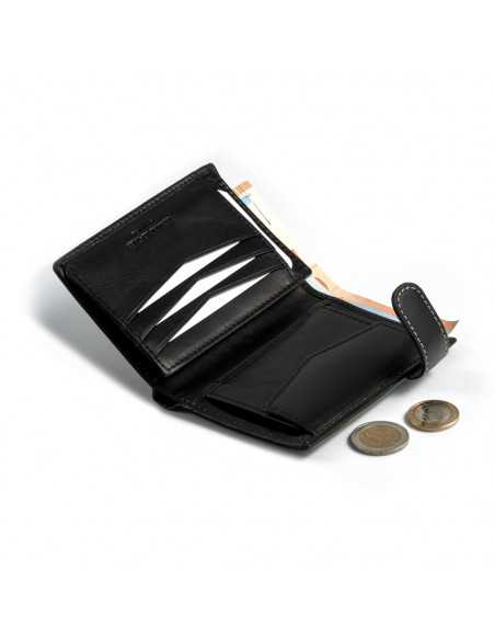 Schwarze Lederbrieftasche mit Verschluss und innerem Münzfach, geöffnet, mit sichtbaren Münzen, vor weißem Hintergrund - MONPIEL