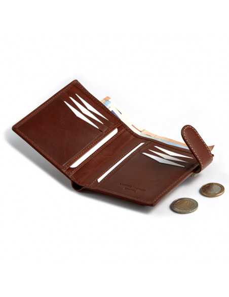 Portefeuille en cuir couleur cuir avec fermoir et porte-monnaie arrière, ouvert, montrant des pièces, sur fond blanc - MONPIEL