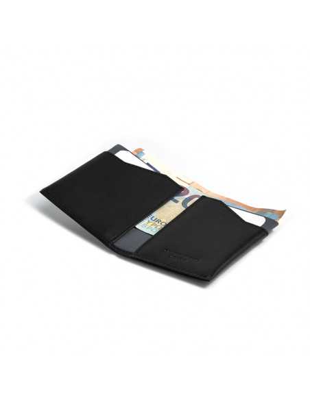 Cartera pocket de piel en color negro abierta con detalle interior sobre fondo blanco - MONPIEL Cartera pocket de piel en color negro abierta con detalle interior sobre fondo blanco - MONPIEL