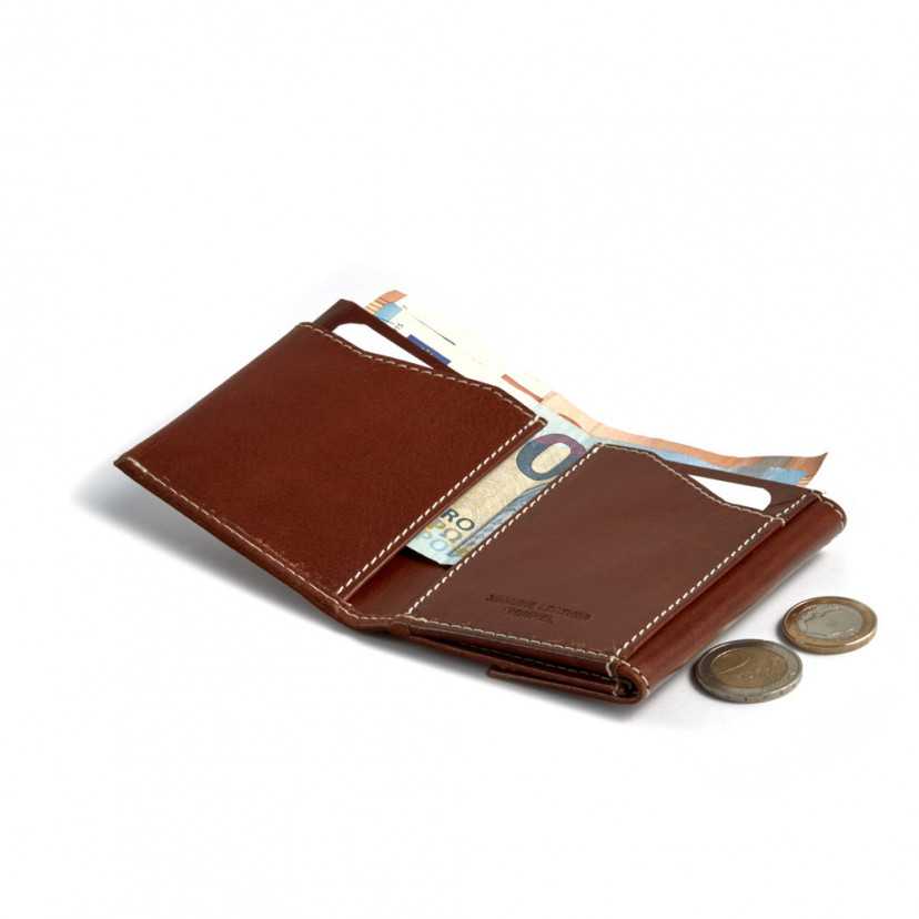 Carteira pocket de couro em cor couro com porta-moedas, aberta com moedas visíveis sobre fundo branco - MONPIEL
