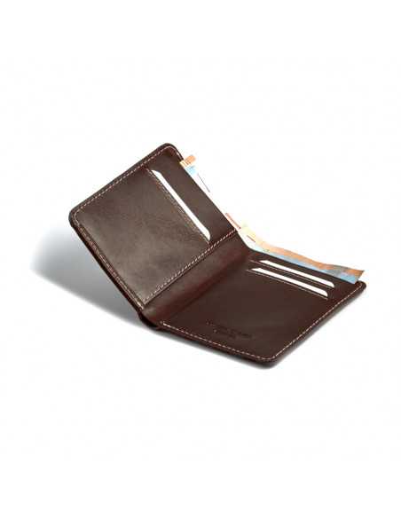 Cartera de hombre de piel pequeña con billetero en color marrón abierta con detalle ranuras tarjetas sobre fondo blanc - MONPIEL