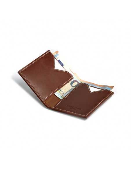 Petit portefeuille en cuir havane pour homme, ouvert, avec fentes pour cartes et billets, sur fond blanc - MONPIEL