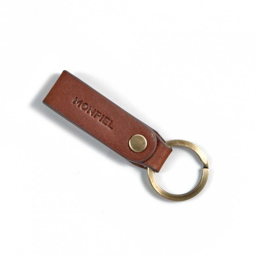 Havana leather keychain, closed and tilted with logo detail on a white background - MONPIEL