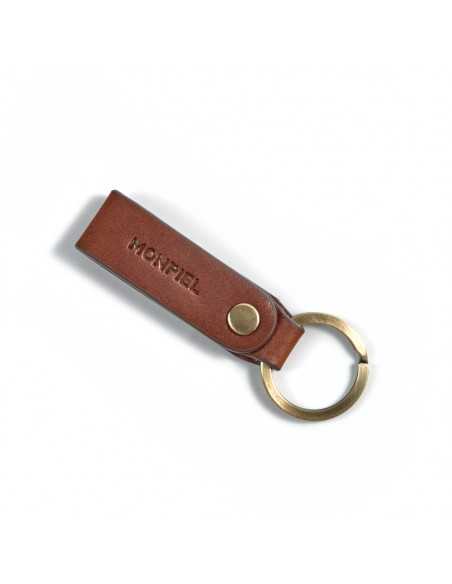 Havana leather keychain, closed and tilted with logo detail on a white background - MONPIEL Havana leather keychain, closed and tilted with logo detail on a white background - MONPIEL