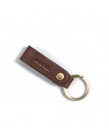 Brown unisex leather keychain, closed and slightly tilted on a white background - MONPIEL Brown unisex leather keychain, closed and slightly tilted on a white background - MONPIEL