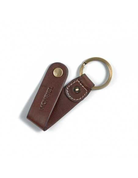 Schlüsselanhänger aus Leder in Braun, geöffnet, mit Nahtdetail und leicht geneigt, vor weißem Hintergrund - MONPIEL