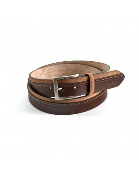 Ceinture en cuir vaquetilla et daim couleur havane, enroulée, sur fond blanc - MONPIEL