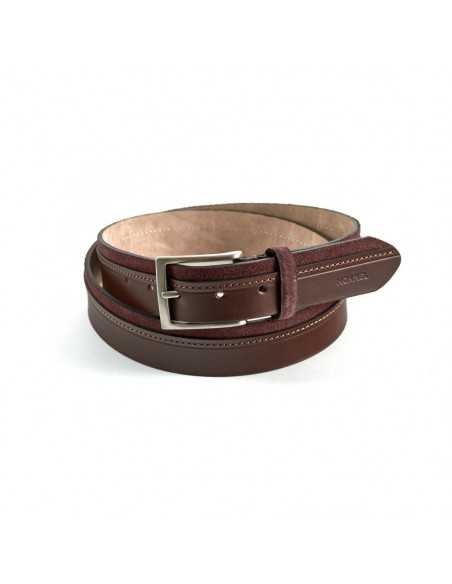 Ceinture en cuir vaquetilla et daim couleur bordeaux, enroulée, sur fond blanc - MONPIEL