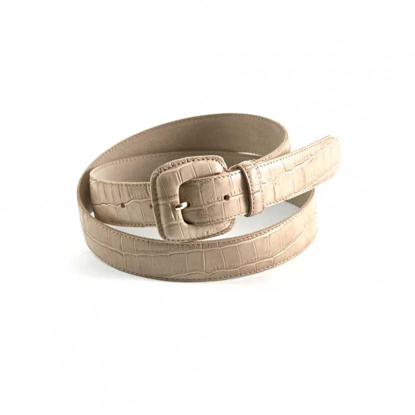 Women's belt with covered buckle and crocodile print in sand color, coiled on a white background - MONPIEL