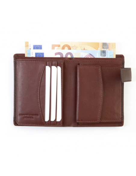 Cartera de piel hombre con broche en color marrón abierta con detalle ranuras, billetes y monedero sobre fondo blanco - MONPIEL Cartera de piel hombre con broche en color marrón abierta con detalle ranuras, billetes y monedero sobre fondo blanco - MONPIEL