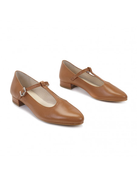 Women's Marieta leather Mary Janes in tan, shown in perspective on a white background - MONPIEL Women's Marieta leather Mary Janes in tan, shown in perspective on a white background - MONPIEL