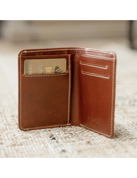Portefeuille pour homme en cuir petit avec porte-billets couleur havane, ouvert avec détails de fentes sur un tapis - MONPIEL Portefeuille pour homme en cuir petit avec porte-billets couleur havane, ouvert avec détails de fentes sur un tapis - MONPIEL