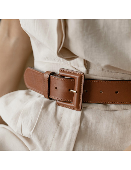 Wide women's leather belt with covered buckle in tan, close-up with focus on the buckle - MONPIEL Wide women's leather belt with covered buckle in tan, close-up with focus on the buckle - MONPIEL