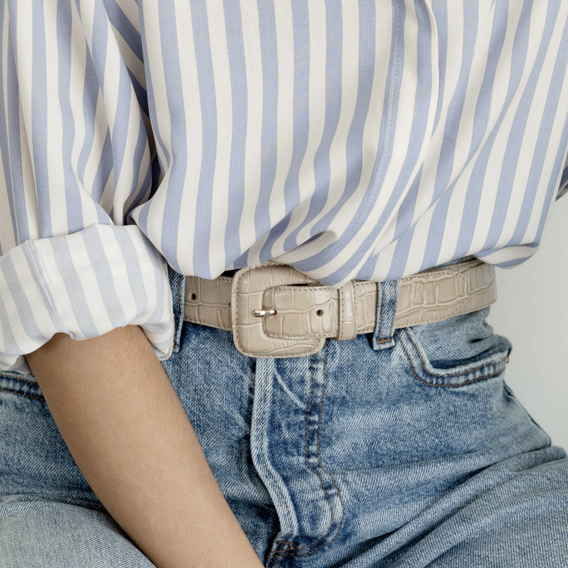 Cinto feminino com fivela revestida com estampado de coco na cor areia sobre jeans, detalhe da fivela - MONPIEL