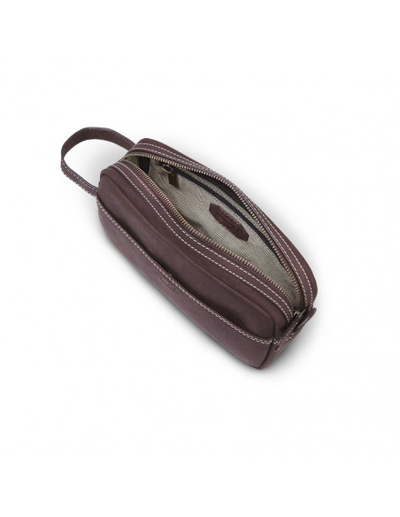 Necessaire masculino de couro marrom visto de cima com detalhe de zíper aberto e interior sobre fundo branco - MONPIEL Necessaire masculino de couro marrom visto de cima com detalhe de zíper aberto e interior sobre fundo branco - MONPIEL