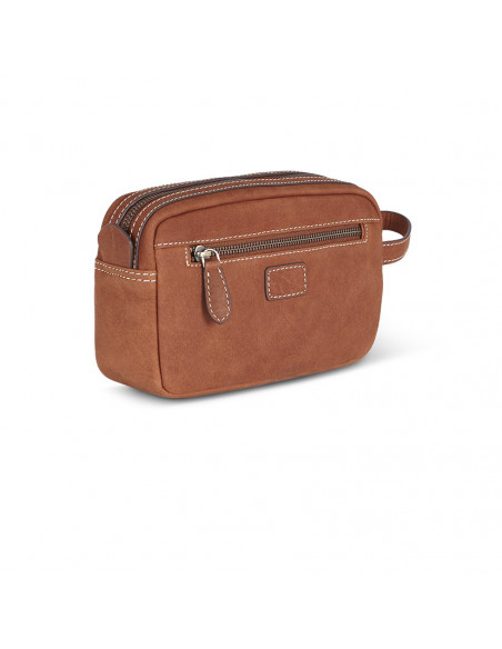 Necessaire masculino de couro havana com vista traseira e ligeiramente lateral sobre fundo branco - MONPIEL Necessaire masculino de couro havana com vista traseira e ligeiramente lateral sobre fundo branco - MONPIEL