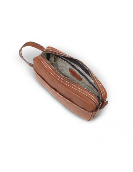 Necessaire masculino de couro havana visto de cima com detalhe de zíper aberto e interior sobre fundo branco - MONPIEL Necessaire masculino de couro havana visto de cima com detalhe de zíper aberto e interior sobre fundo branco - MONPIEL
