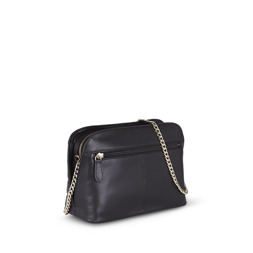 Bolsa de couro acolchoada com corrente dourada na cor preta com vista traseira sobre fundo branco - MONPIEL