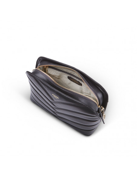 Gepolsterte Ledertasche mit goldener Kette in Schwarz, offen mit Innendetail auf weißem Hintergrund - MONPIEL