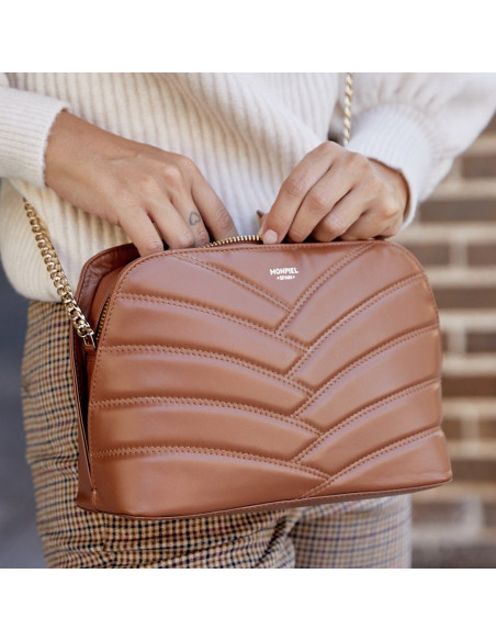 Bolsa de couro acolchoada com corrente dourada na cor couro em primeiro plano com zíper aberto - MONPIEL Bolsa de couro acolchoada com corrente dourada na cor couro em primeiro plano com zíper aberto - MONPIEL