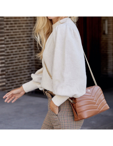 Quilted leather bag with gold chain in leather color, hanging on the shoulder - MONPIEL