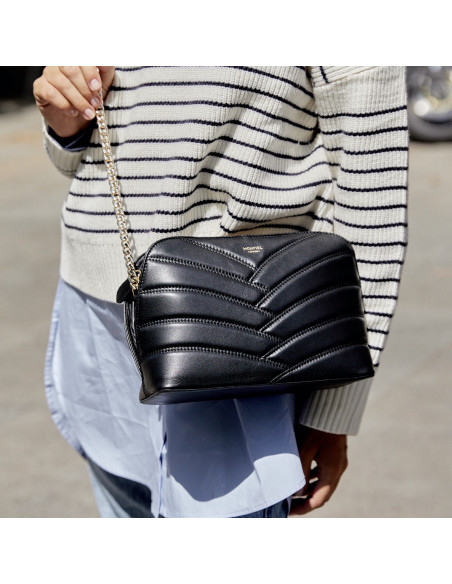 Sac matelassé en cuir avec chaîne dorée en noir, suspendu en bandoulière à l'extérieur - MONPIEL