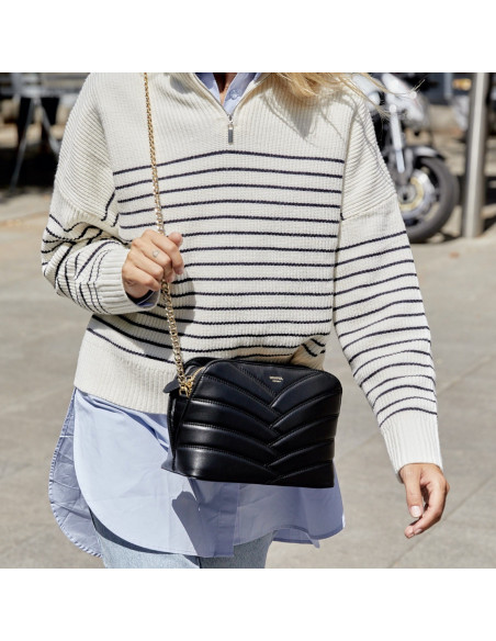 Black leather quilted bag with gold chain, shown from the front worn crossbody - MONPIEL Black leather quilted bag with gold chain, shown from the front worn crossbody - MONPIEL