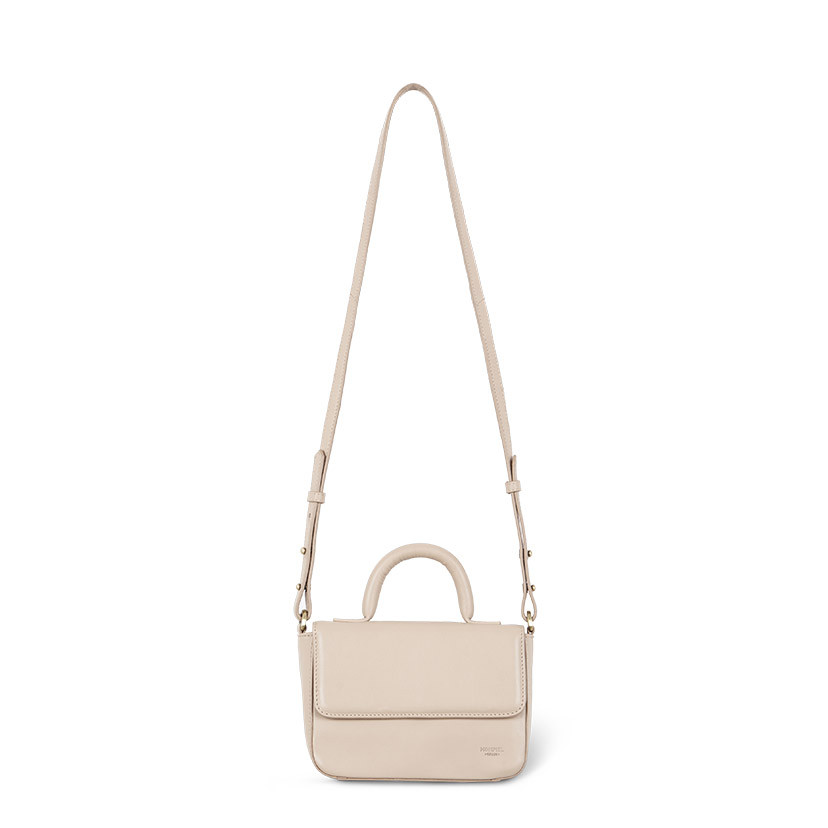 Bolsa de couro pequena Armado na cor bege com vista frontal e alça longa sobre fundo branco - MONPIEL