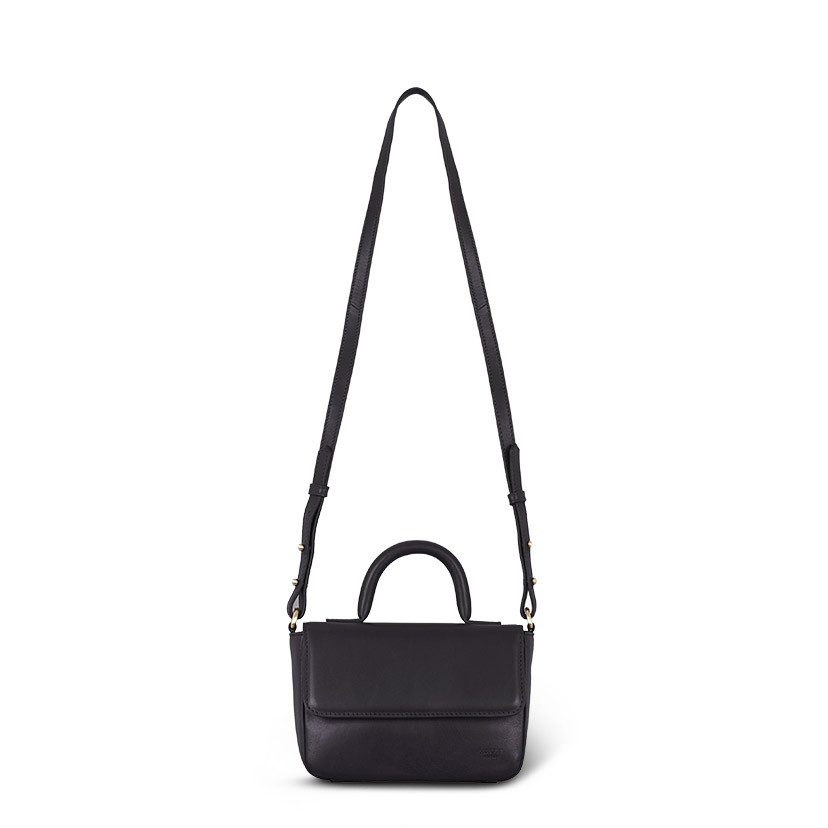 Bolsa de couro pequena Armado na cor preta com vista frontal e alça longa sobre fundo branco - MONPIEL