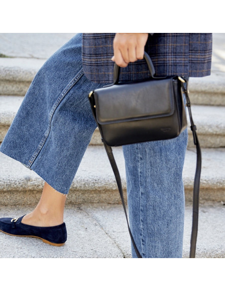 Bolsa de couro pequena Armado na cor preta com alça curta segurada e vista frontal, bolsa desfocada - MONPIEL Bolsa de couro pequena Armado na cor preta com alça curta segurada e vista frontal, bolsa desfocada - MONPIEL