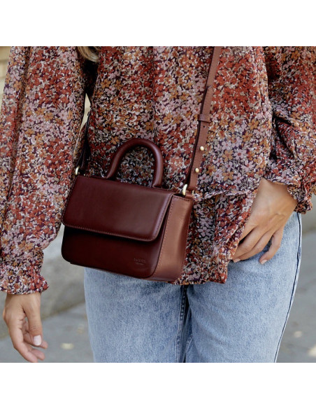 Petit sac en cuir Armado couleur marron, avec poignée bandoulière porté à l'extérieur - MONPIEL
