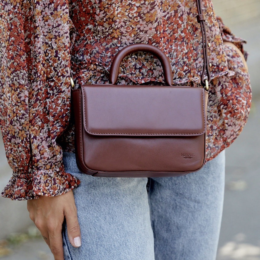 Bolsa de couro pequena Armado na cor marrom com vista frontal do bolso pendurado na transversal - MONPIEL