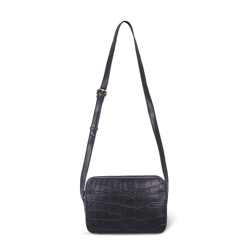 Bolsa transversal de couro coco na cor preta com vista frontal, alça longa sobre fundo branco - MONPIEL
