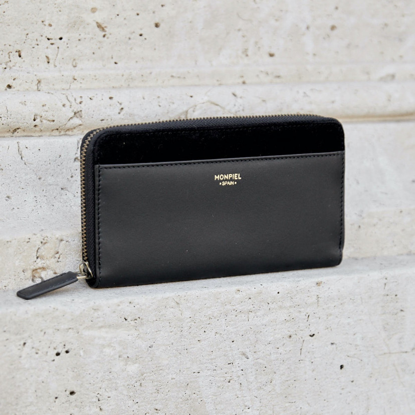 Woman Leather Zip Wallet