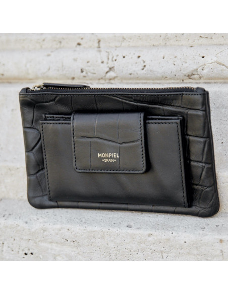 Portefeuille en cuir pour femme avec sac intérieur noir, vue frontale reposant sur un mur - MONPIEL Portefeuille en cuir pour femme avec sac intérieur noir, vue frontale reposant sur un mur - MONPIEL