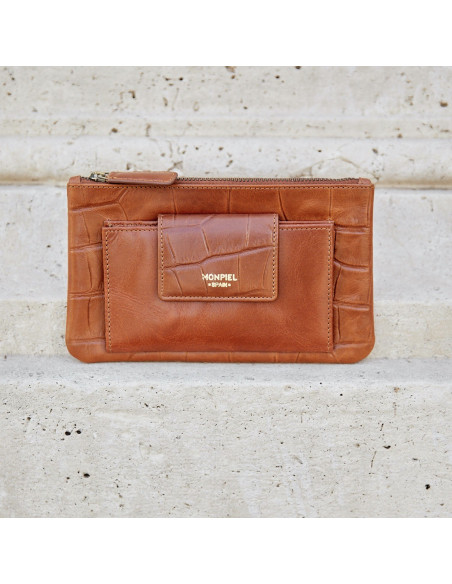 Cartera de piel señora bolsa interior en color cuero con vista frontal apoyada sobre muro - MONPIEL Cartera de piel señora bolsa interior en color cuero con vista frontal apoyada sobre muro - MONPIEL