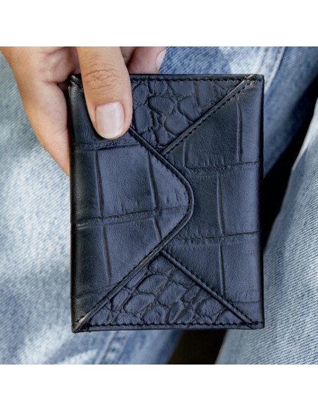 Porte-cartes en cuir en forme d'enveloppe noire avec vue agrandie tenue dans les mains - MONPIEL Porte-cartes en cuir en forme d'enveloppe noire avec vue agrandie tenue dans les mains - MONPIEL