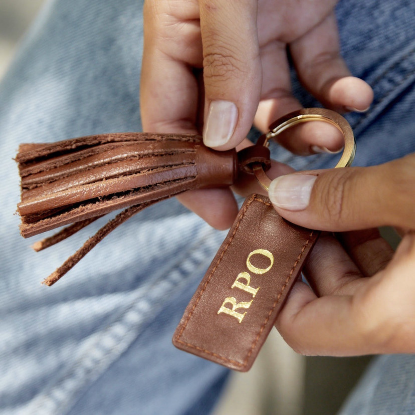 Leather tassel keychain in tan with personalized gold initials - MONPIEL