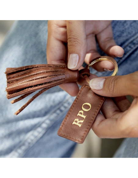 Chaveiro com franjas de couro na cor couro com iniciais personalizadas douradas - MONPIEL Chaveiro com franjas de couro na cor couro com iniciais personalizadas douradas - MONPIEL