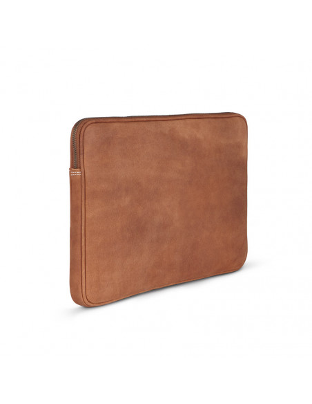 Funda para ordenador portátil de piel 13" y 14" pulgadas en color cuero con vista trasera en perspectiva sobre fondo b - MONPIEL