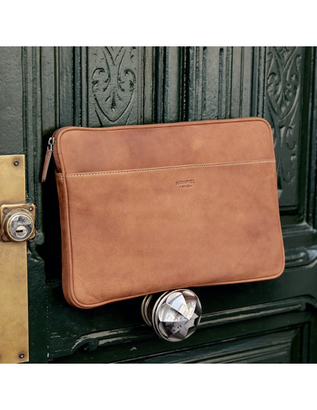 Housse pour ordinateur portable en cuir de 13" et 14" pouces couleur cuir avec vue de face reposant sur la poignée de - MONPIEL
