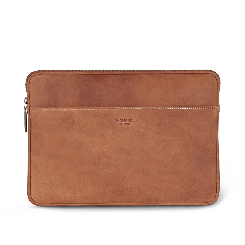 Capa para laptop de couro 15" polegadas na cor couro com vista frontal sobre fundo branco - MONPIEL