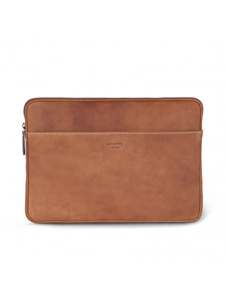 Custodia per laptop in pelle da 15" pollici color cuoio con vista frontale su sfondo bianco - MONPIEL