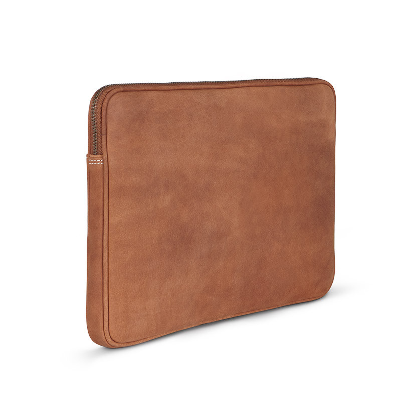 Capa para laptop de couro de 15" polegadas na cor couro com vista traseira em perspectiva sobre fundo branco - MONPIEL