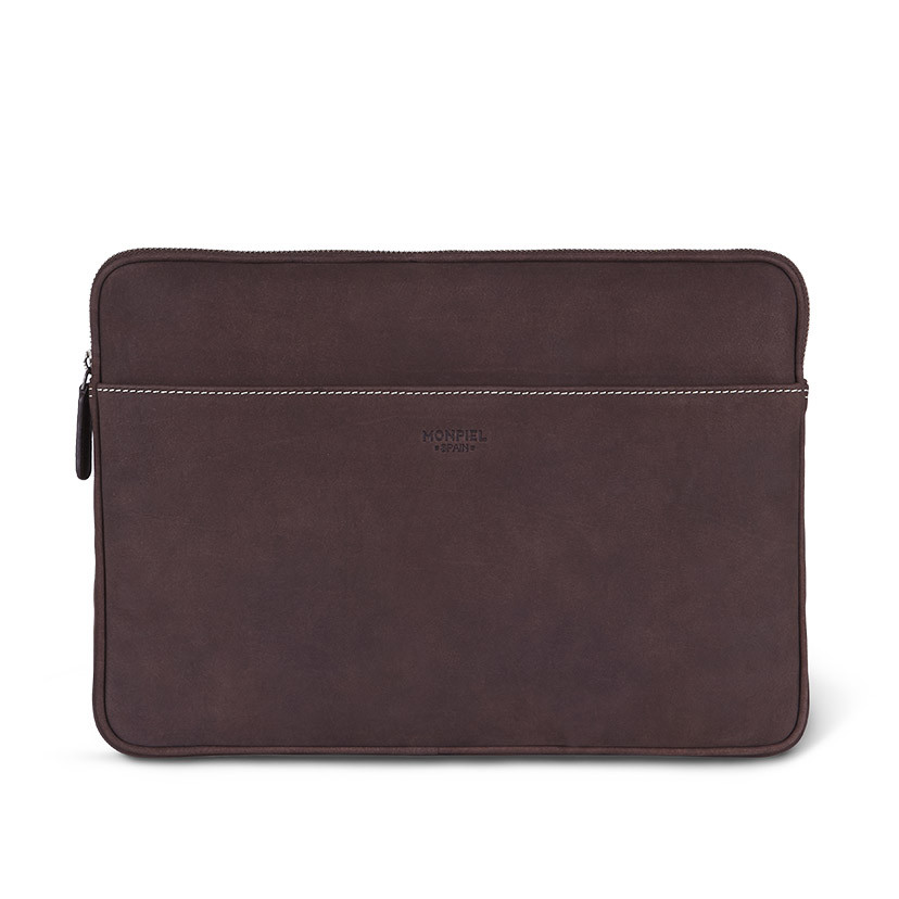 Capa para laptop de couro de 15" polegadas na cor marrom com vista frontal sobre fundo branco - MONPIEL