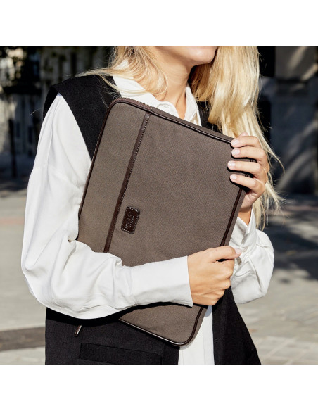 13" and 14"-inch green leather sport laptop sleeve, held by hands with an outdoor background - MONPIEL