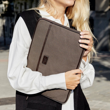 Housse pour ordinateur portable sport verte en cuir de 13" et 14" pouces tenue par les mains avec fond extérieur - MONPIEL 2