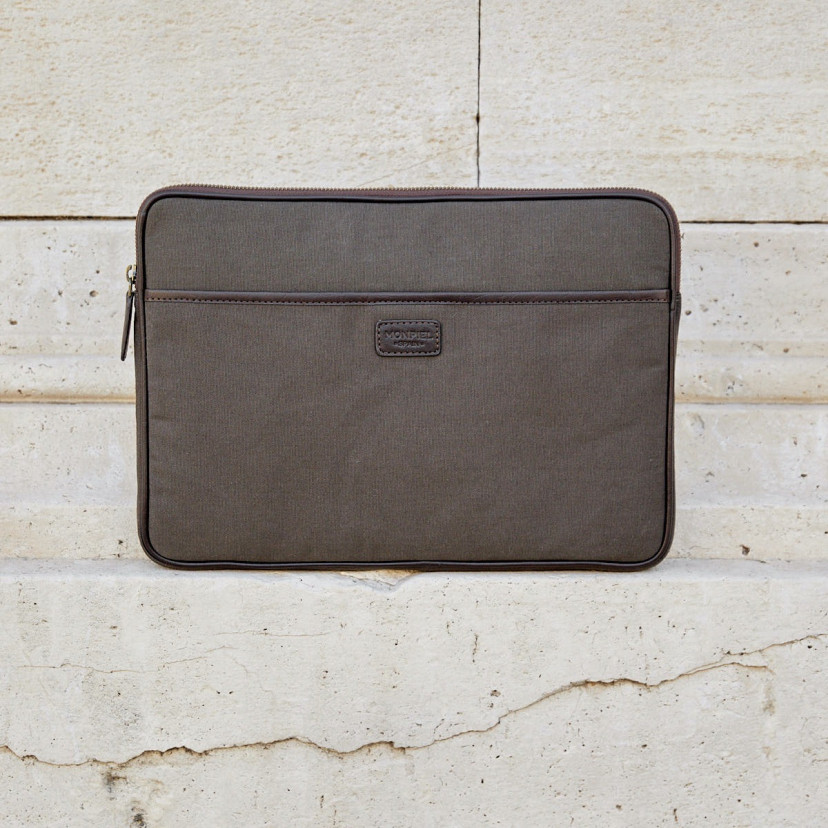 Capa para laptop de couro esportiva verde de 15" polegadas com vista frontal apoiada em um muro - MONPIEL