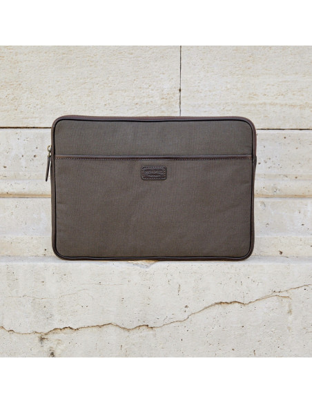 15"-inch green leather sport laptop sleeve, shown from the front resting on a wall - MONPIEL